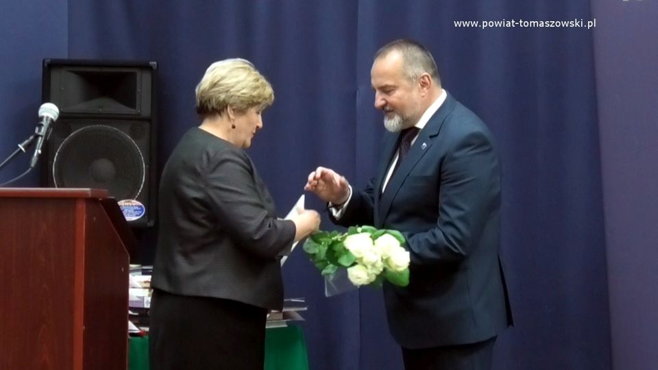 Na zdjęciu : Elżbieta Łojszczyk – członek Zarządu Powiatu Tomaszowskiego i Arkadiussz Broniarek – dyrektor II Liceum Ogólnokształcącym im. Stefana Żeromskiego w Tomaszowie Mazowieckim, podczas zakończenia roku szkolnego 2020/2021