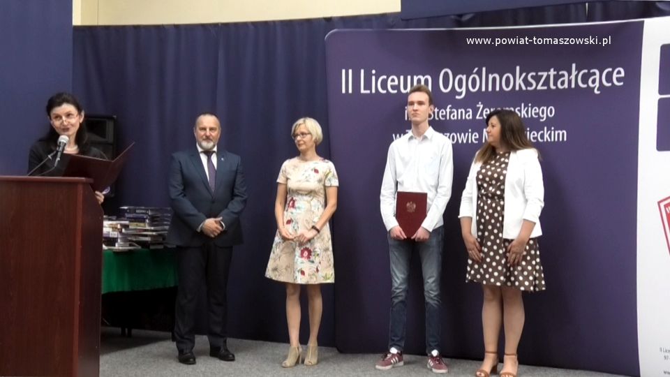 zdjęcie z uroczystości zakończenia roku szkolnego 2020/2021 w II Liceum Ogólnokształcącym im. Stefana Żeromskiego w Tomaszowie Mazowieckim