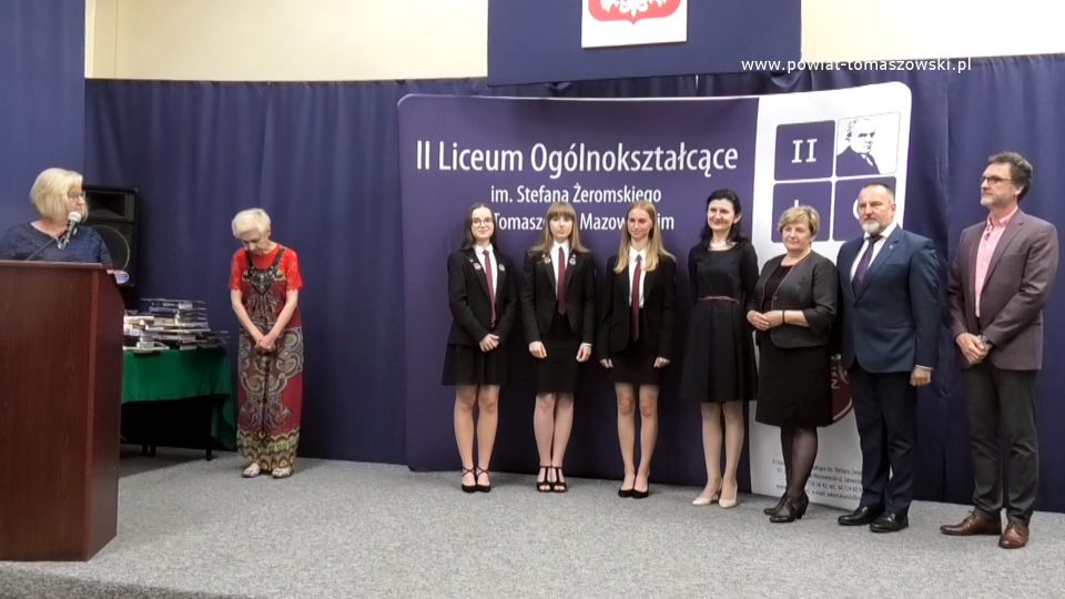 zdjęcie z uroczystości zakończenia roku szkolnego 2020/2021 w II Liceum Ogólnokształcącym im. Stefana Żeromskiego w Tomaszowie Mazowieckim