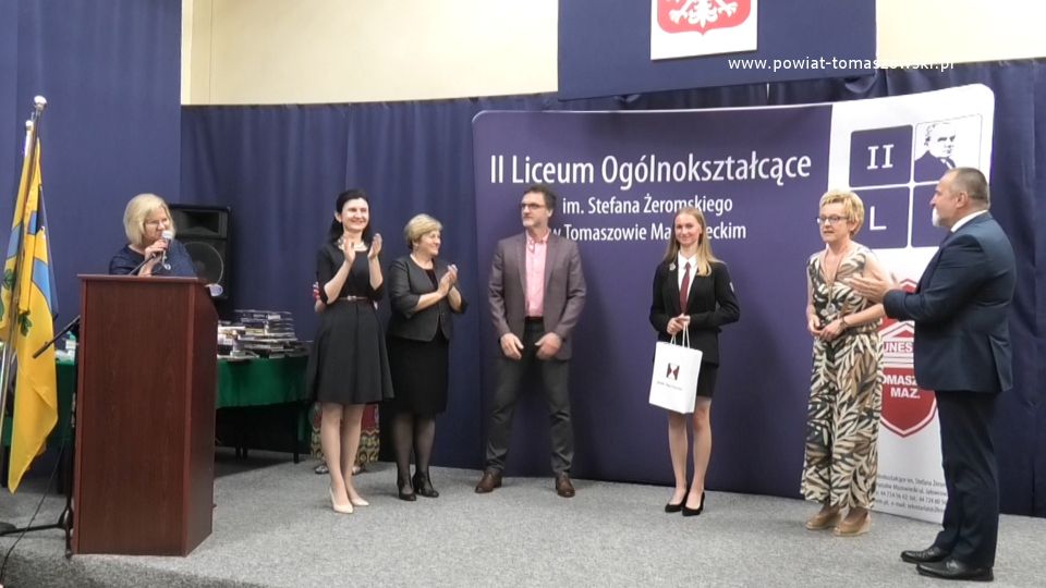 zdjęcie z uroczystości zakończenia roku szkolnego 2020/2021 w II Liceum Ogólnokształcącym im. Stefana Żeromskiego w Tomaszowie Mazowieckim