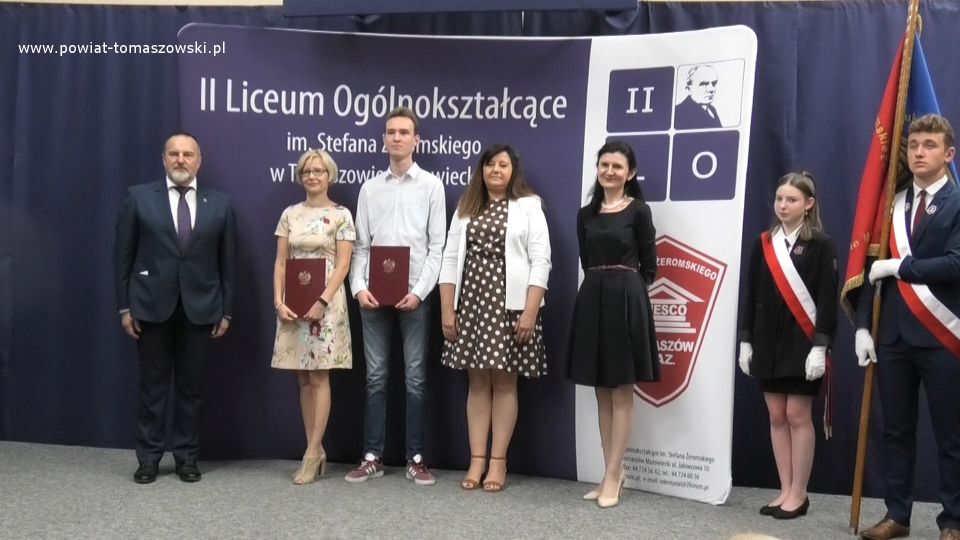 zdjęcie z uroczystości zakończenia roku szkolnego 2020/2021 w II Liceum Ogólnokształcącym im. Stefana Żeromskiego w Tomaszowie Mazowieckim