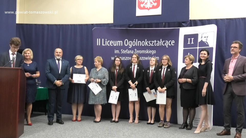 zdjęcie z uroczystości zakończenia roku szkolnego 2020/2021 w II Liceum Ogólnokształcącym im. Stefana Żeromskiego w Tomaszowie Mazowieckim
