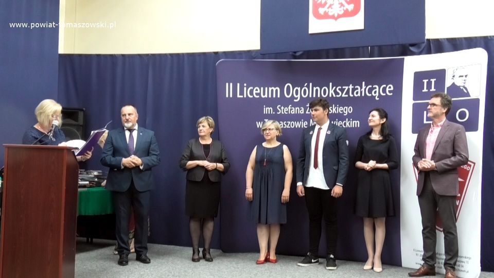 zdjęcie z uroczystości zakończenia roku szkolnego 2020/2021 w II Liceum Ogólnokształcącym im. Stefana Żeromskiego w Tomaszowie Mazowieckim