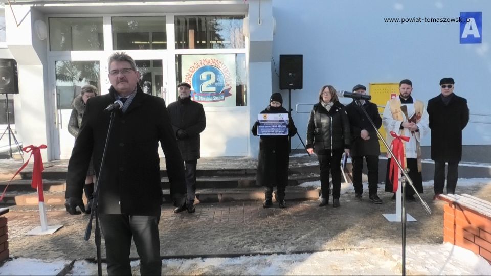 Na zdjęciu: uczestnicy uroczystego oddania do użytku zmodernizowanych budynków Zespołu Szkół Ponadpodstawowych nr 2 w Tomaszowie Mazowieckim, które odbyło się w poniedziałek, 27 grudnia 2021 roku