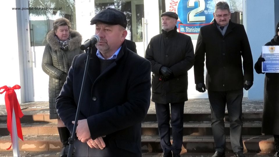 Na zdjęciu: uczestnicy uroczystego oddania do użytku zmodernizowanych budynków Zespołu Szkół Ponadpodstawowych nr 2 w Tomaszowie Mazowieckim, które odbyło się w poniedziałek, 27 grudnia 2021 roku
