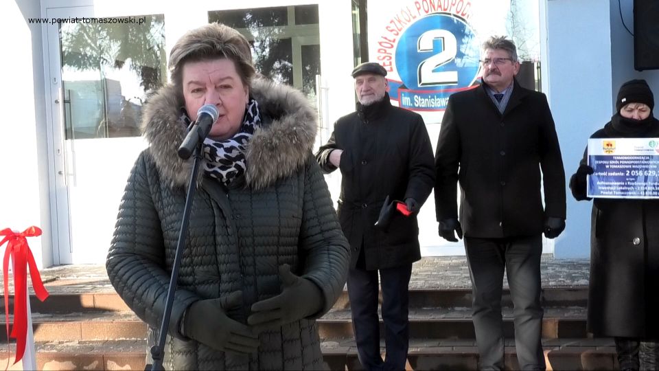 Na zdjęciu: uczestnicy uroczystego oddania do użytku zmodernizowanych budynków Zespołu Szkół Ponadpodstawowych nr 2 w Tomaszowie Mazowieckim, które odbyło się w poniedziałek, 27 grudnia 2021 roku