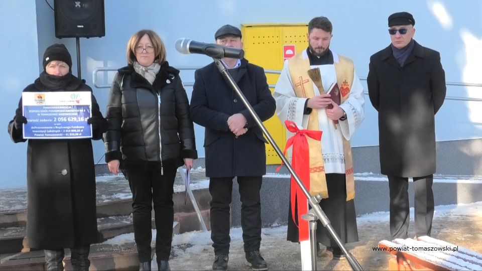 Na zdjęciu: uczestnicy uroczystego oddania do użytku zmodernizowanych budynków Zespołu Szkół Ponadpodstawowych nr 2 w Tomaszowie Mazowieckim, które odbyło się w poniedziałek, 27 grudnia 2021 roku