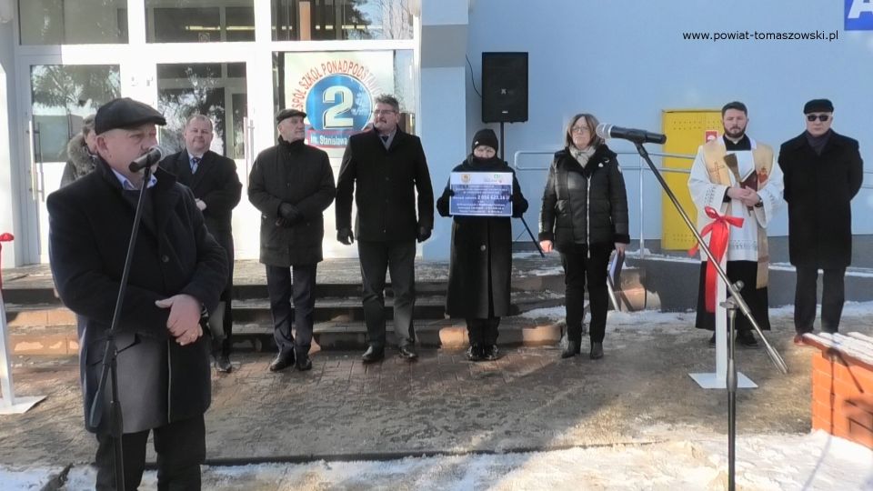 Na zdjęciu: uczestnicy uroczystego oddania do użytku zmodernizowanych budynków Zespołu Szkół Ponadpodstawowych nr 2 w Tomaszowie Mazowieckim, które odbyło się w poniedziałek, 27 grudnia 2021 roku