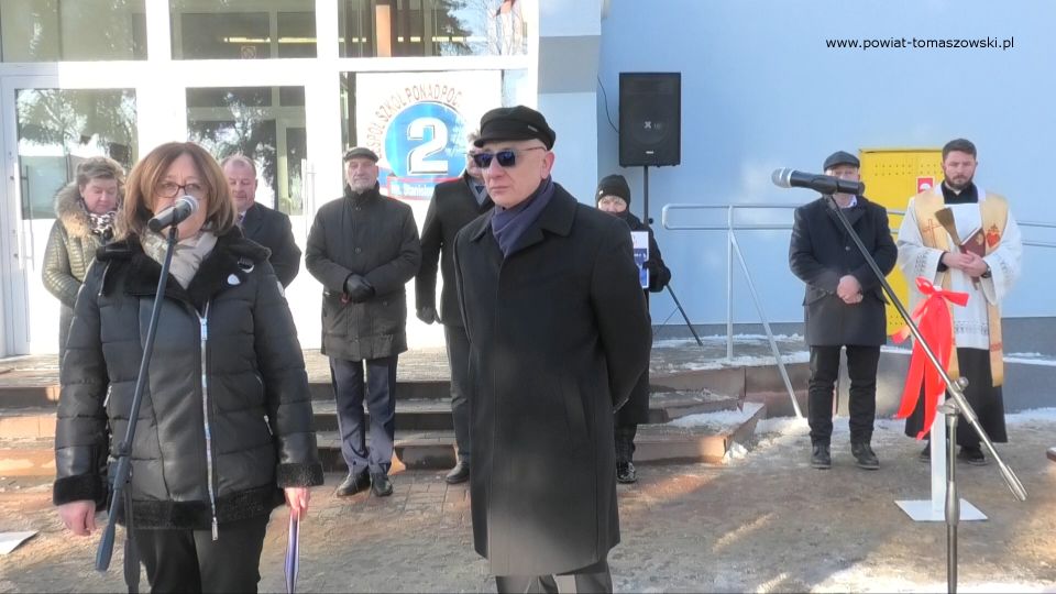 Na zdjęciu: uczestnicy uroczystego oddania do użytku zmodernizowanych budynków Zespołu Szkół Ponadpodstawowych nr 2 w Tomaszowie Mazowieckim, które odbyło się w poniedziałek, 27 grudnia 2021 roku