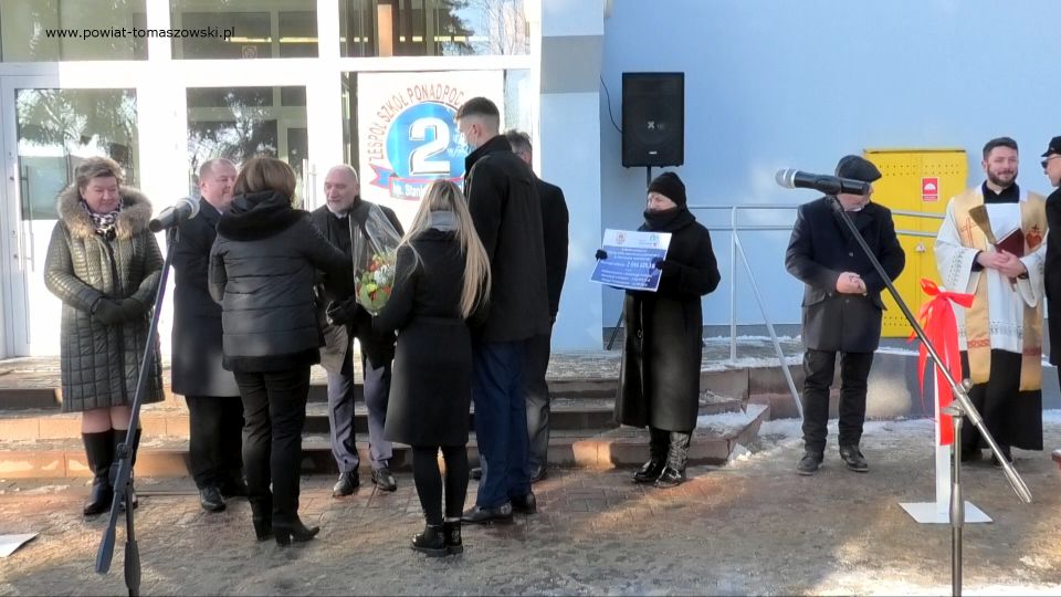 Na zdjęciu: uczestnicy uroczystego oddania do użytku zmodernizowanych budynków Zespołu Szkół Ponadpodstawowych nr 2 w Tomaszowie Mazowieckim, które odbyło się w poniedziałek, 27 grudnia 2021 roku