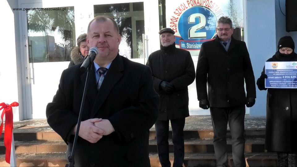 Na zdjęciu: uczestnicy uroczystego oddania do użytku zmodernizowanych budynków Zespołu Szkół Ponadpodstawowych nr 2 w Tomaszowie Mazowieckim, które odbyło się w poniedziałek, 27 grudnia 2021 roku