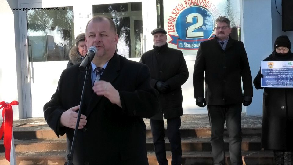 Na zdjęciu: uczestnicy uroczystego oddania do użytku zmodernizowanych budynków Zespołu Szkół Ponadpodstawowych nr 2 w Tomaszowie Mazowieckim, które odbyło się w poniedziałek, 27 grudnia 2021 roku