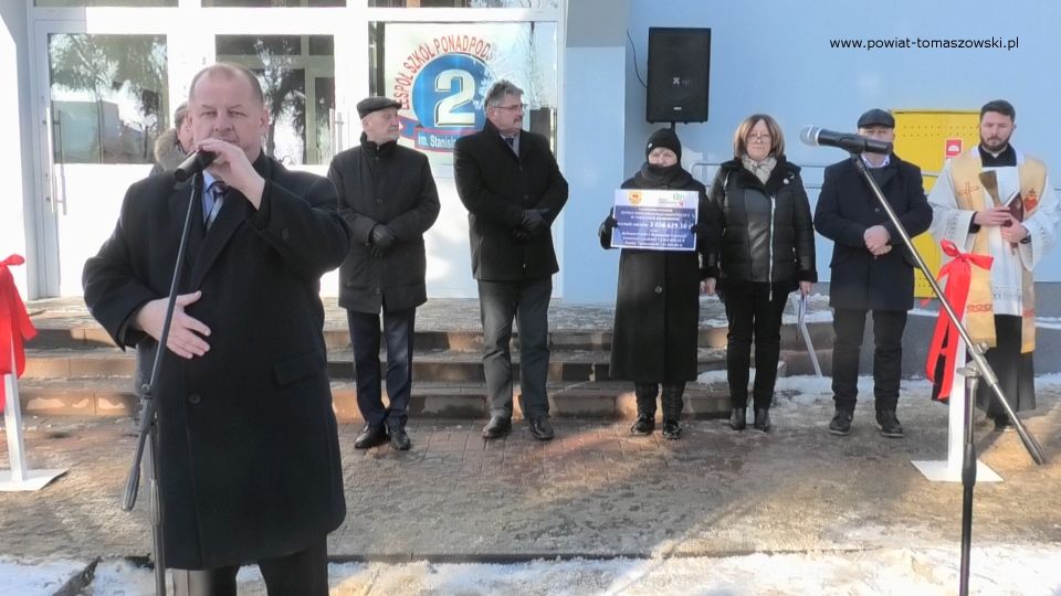 Na zdjęciu: uczestnicy uroczystego oddania do użytku zmodernizowanych budynków Zespołu Szkół Ponadpodstawowych nr 2 w Tomaszowie Mazowieckim, które odbyło się w poniedziałek, 27 grudnia 2021 roku
