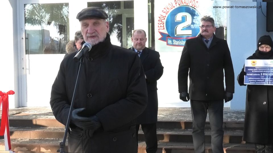 Na zdjęciu: uczestnicy uroczystego oddania do użytku zmodernizowanych budynków Zespołu Szkół Ponadpodstawowych nr 2 w Tomaszowie Mazowieckim, które odbyło się w poniedziałek, 27 grudnia 2021 roku