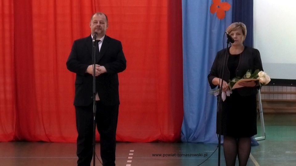 zdjęcie z uroczystości zakończenia roku szkolnego w Zespole Szkół Ponadpodstawowych nr 2 im. Stanisława Staszica w Tomaszowie Mazowieckim, które odbyło się 25 czerwca 2021 roku