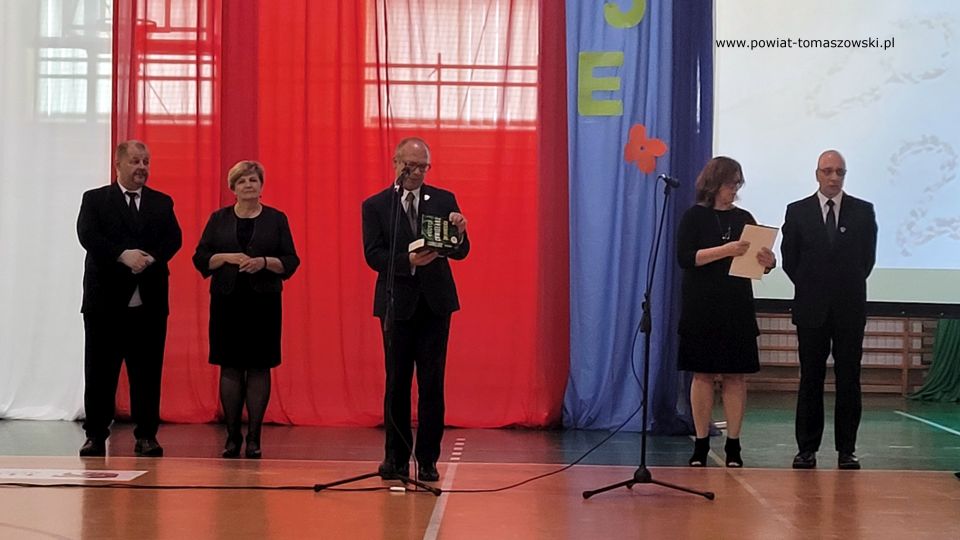 zdjęcie z uroczystości zakończenia roku szkolnego w Zespole Szkół Ponadpodstawowych nr 2 im. Stanisława Staszica w Tomaszowie Mazowieckim, które odbyło się 25 czerwca 2021 roku