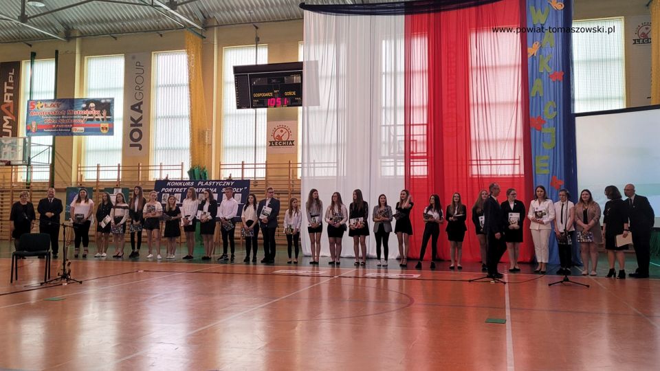 zdjęcie z uroczystości zakończenia roku szkolnego w Zespole Szkół Ponadpodstawowych nr 2 im. Stanisława Staszica w Tomaszowie Mazowieckim, które odbyło się 25 czerwca 2021 roku