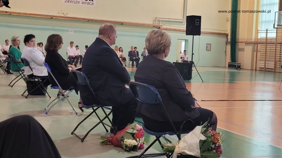zdjęcie z uroczystości zakończenia roku szkolnego w Zespole Szkół Ponadpodstawowych nr 2 im. Stanisława Staszica w Tomaszowie Mazowieckim, które odbyło się 25 czerwca 2021 roku
