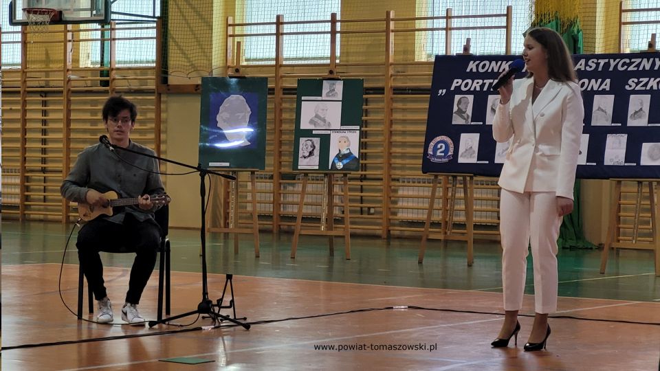 zdjęcie z uroczystości zakończenia roku szkolnego w Zespole Szkół Ponadpodstawowych nr 2 im. Stanisława Staszica w Tomaszowie Mazowieckim, które odbyło się 25 czerwca 2021 roku