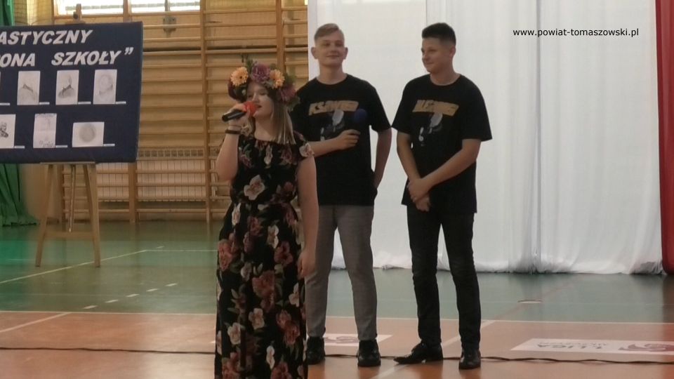 zdjęcie z uroczystości zakończenia roku szkolnego w Zespole Szkół Ponadpodstawowych nr 2 im. Stanisława Staszica w Tomaszowie Mazowieckim, które odbyło się 25 czerwca 2021 roku