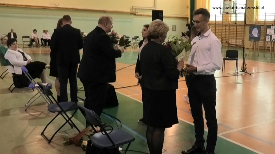 zdjęcie z uroczystości zakończenia roku szkolnego w Zespole Szkół Ponadpodstawowych nr 2 im. Stanisława Staszica w Tomaszowie Mazowieckim, które odbyło się 25 czerwca 2021 roku