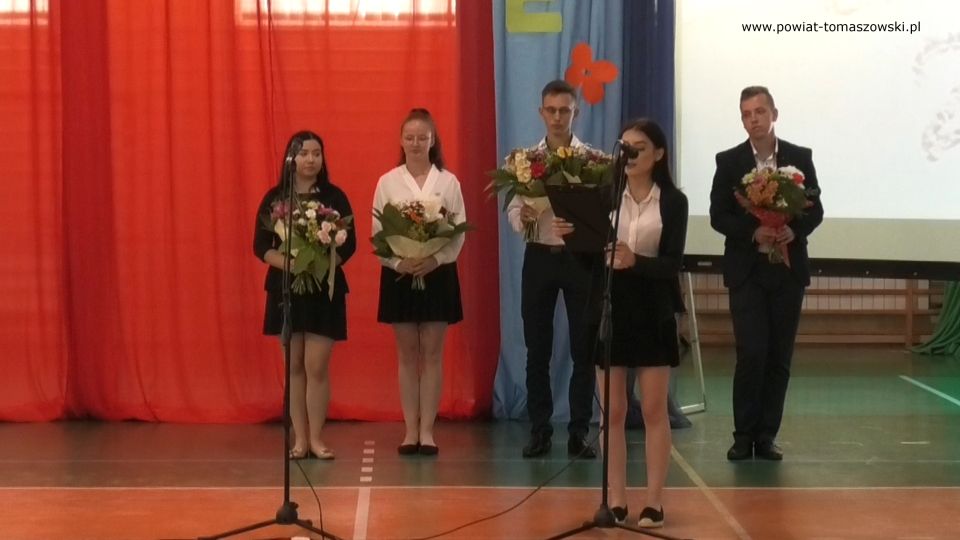 zdjęcie z uroczystości zakończenia roku szkolnego w Zespole Szkół Ponadpodstawowych nr 2 im. Stanisława Staszica w Tomaszowie Mazowieckim, które odbyło się 25 czerwca 2021 roku