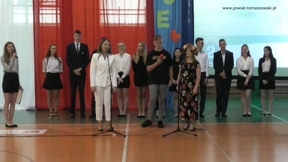 zdjęcie z uroczystości zakończenia roku szkolnego w Zespole Szkół Ponadpodstawowych nr 2 im. Stanisława Staszica w Tomaszowie Mazowieckim, które odbyło się 25 czerwca 2021 roku