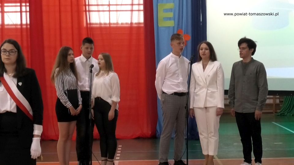 zdjęcie z uroczystości zakończenia roku szkolnego w Zespole Szkół Ponadpodstawowych nr 2 im. Stanisława Staszica w Tomaszowie Mazowieckim, które odbyło się 25 czerwca 2021 roku