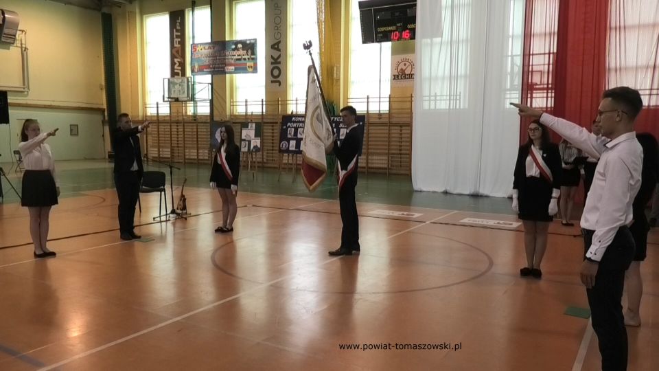zdjęcie z uroczystości zakończenia roku szkolnego w Zespole Szkół Ponadpodstawowych nr 2 im. Stanisława Staszica w Tomaszowie Mazowieckim, które odbyło się 25 czerwca 2021 roku