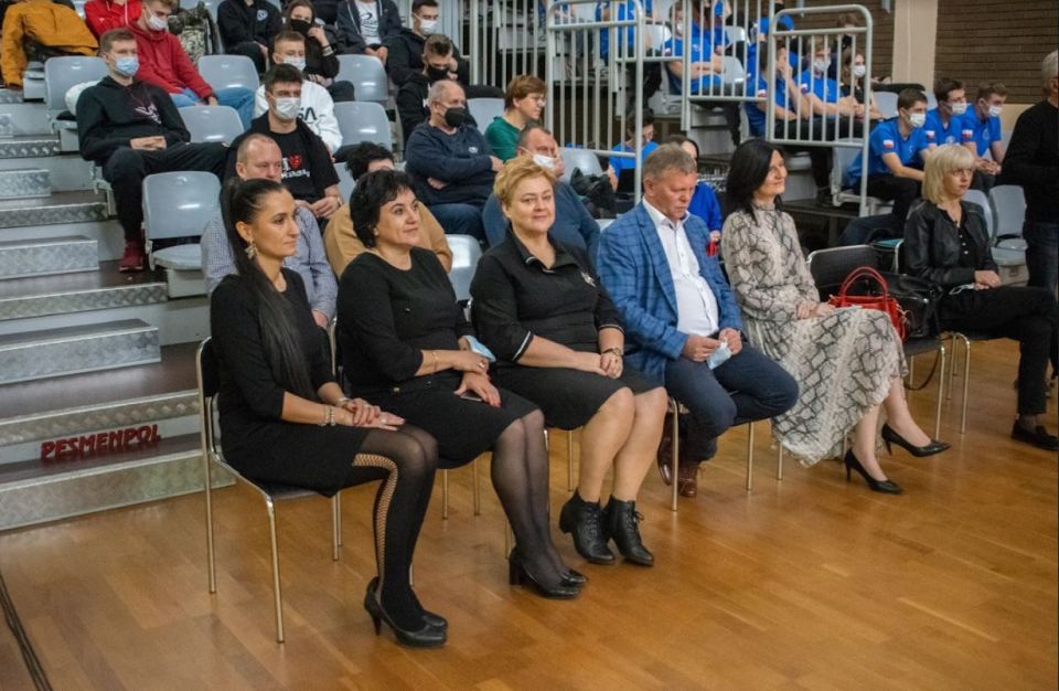 Na zdjęciu: zdjęcie z podsumowania działań projektowych "Ponadnarodowej Mobilności Uczniów", które odbyło się 4 listopada 2021 roku w Zespole Szkół Ponadpodstawowych nr 1 im. Tadeusza Kościuszki w  Tomaszowie Mazowieckim