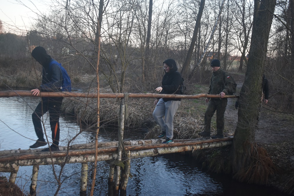 Zdjęcie z pieszego rajdu wokół Zalewu Sulejowskiego, zorganizowanego przez Szkolne Koło Turystyczno-Krajoznawcze w Zespole Szkół Ponadpodstawowych nr 8 przy ulicy Nadrzecznej, w 80. rocznicę utworzenia Armii Krajowej, który odbył się w poniedziałek, 14 lutego 2022 roku Zdjęcie z pieszego rajdu wokół Zalewu Sulejowskiego, zorganizowanego przez Szkolne Koło Turystyczno-Krajoznawcze w Zespole Szkół Ponadpodstawowych nr 8 przy ulicy Nadrzecznej, w 80. rocznicę utworzenia Armii Krajowej, który odbył się w poniedziałek, 14 lutego 2022 roku
