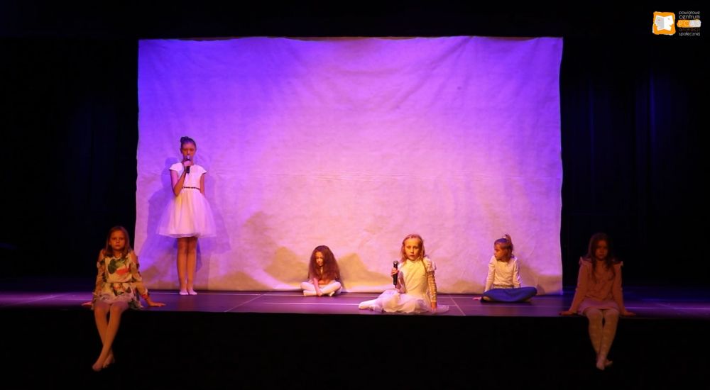 Zdjęcie ze spektaklu „Przychodzimy, odchodzimy” w wykonaniu artystów Teatru PCAS