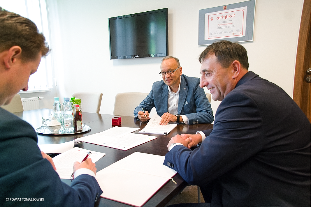 Podpisano uumowę pomiędzy Powiatem Tomaszowskim, a firmą JOKA BUDOWNICTWO SP. Z O.O.