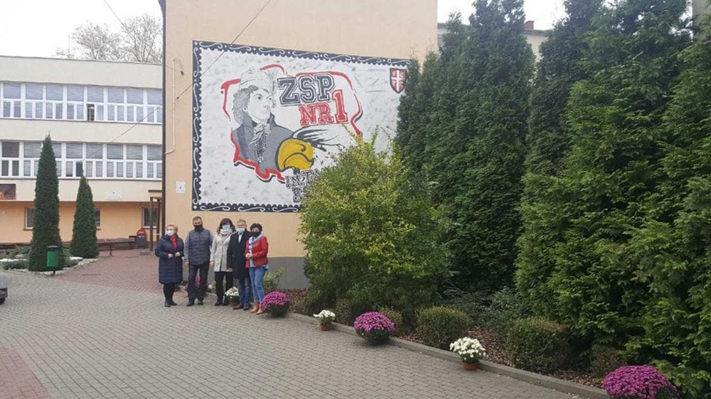 Powiatowe Centrum Animacji Społecznej złożyło kwiaty w miejscach pamięci w powiecie tomaszowskim