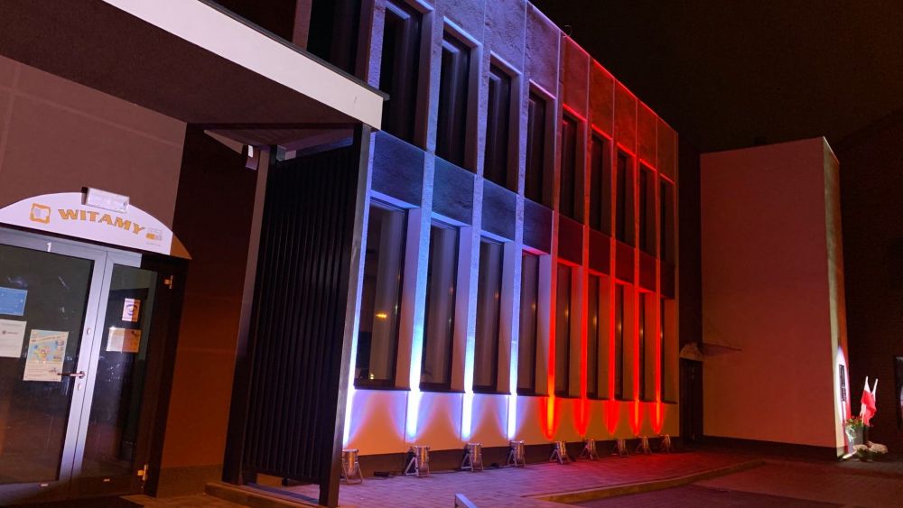 Na zdjęciu: biało-czerwona iluminacja na budynku Powiatowego Centrum Animacji Społecznej w Tomaszowie Mazowieckim przy ulicy Farbiarskiej 20/24 z okazji narodowego Święta Niepodległości 11 listopada 2020 roku Biało-czerwona iluminacja na budynku PCAS - dla Niepodległej