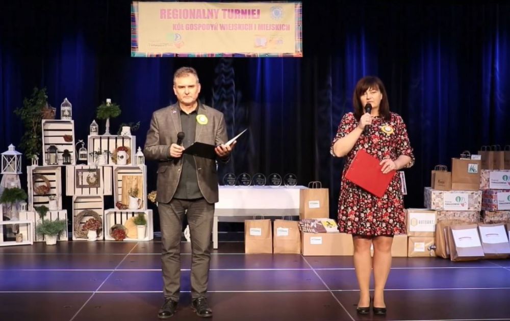 Na zdjęciu: Dorota Ignasiak – dyrektor Powiatowego Centrum Animacji Społecznej w Tomaszowie Mazowieckim i Dariusz Stańdo – wicedyrektor PCAS podczas IV Turnieju Kół Gospodyń Wiejskich i Miejskich, organizowanego przez Powiatowe Centrum Animacji Społecznej w Tomaszowie Mazowieckim Podsumowanie IV Turnieju Kół Gospodyń Wiejskich i Miejskich