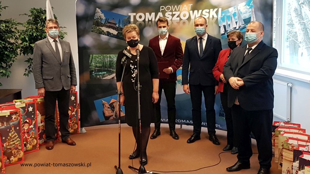 Powiatowy Mikołaj obdarował dzieci w szpitalu i domach dziecka