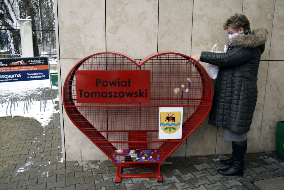 Na zdjęciu: Wacława Bąk – Przewodnicząca Rady Powiatu Tomaszowskiego wrzuca do pojemnika, znajdującego się przy siedzibie Starostwa Powiatowego przy ulicy św. Antoniego 41 plastikowe nakrętki Powiat zakupił pojemniki na plastikowe nakrętki