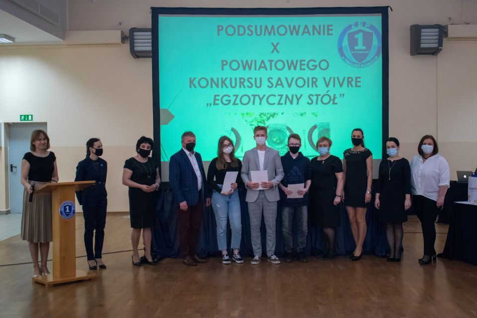 Na zdjęciu: organizatorzy i uczestnicy X edycji Powiatowego Konkursu „Savoir vivre – zasady dobrego wychowania” dla uczniów klas ósmych szkół powiatu tomaszowskiego, organizowanego przez Zespół Szkół Ponadpodstawowych nr 1 im. Tadeusza Kościuszki w Tomaszowie Mazowieckim