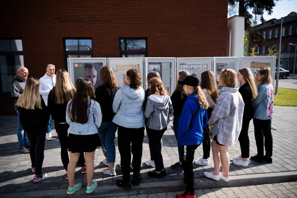 Na zdjęciu: młodzież II LO w Tomaszowie Mazowieckim podczas zwiedzania wystawy „Witold Pilecki – ochotnik do Auschwitz”, znajdującej się w Powiatowym Centrum Animacji Społecznej Na zdjęciu: młodzież II LO w Tomaszowie Mazowieckim podczas zwiedzania wystawy „Witold Pilecki – ochotnik do Auschwitz”, znajdującej się w Powiatowym Centrum Animacji Społecznej