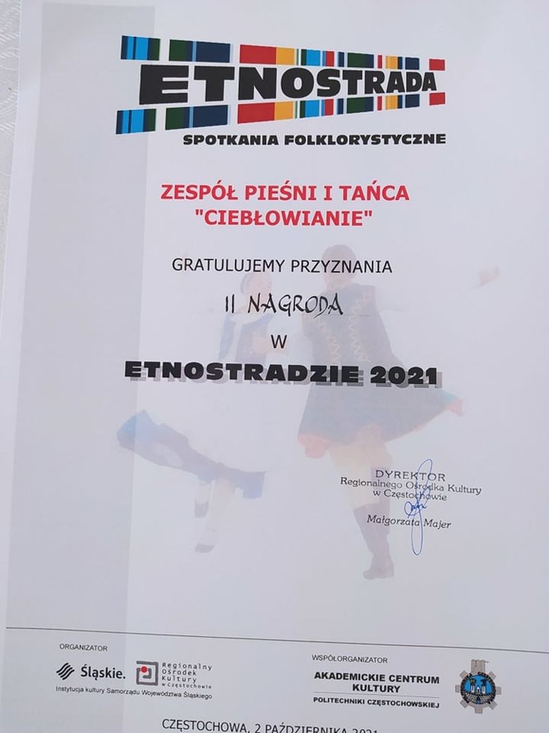 Na zdjęciu: dyplom za zajęcie II miejsca w Etnostradzie 2021 w Częstochowie dla Zespołu Pieśni  i Tańca „Ciebłowianie”