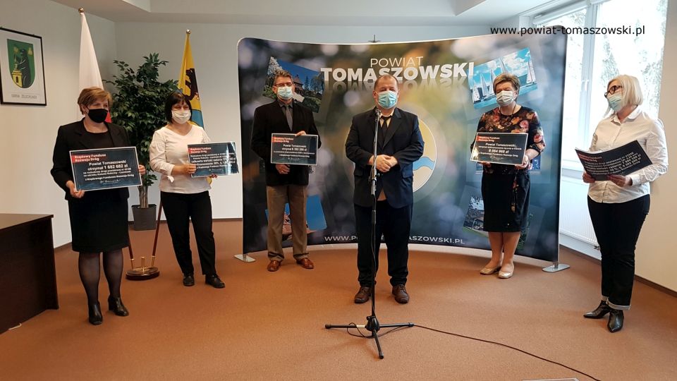 Na zdjęciu: od lewej: Elżbieta Łojszczyk – członek Zarządu Powiatu Tomaszowskiego, Elżbieta Rudzka – dyrektor Zarządu Dróg Powiatowych, Leszek Ogórek – Wicestarosta Powiatu Tomaszowskiego, Mariusz Węgrzynowski – Starosta Powiatu Tomaszowskiego, Wacława Bąk – Przewodnicząca Rady Powiatu Tomaszowskiego, Beata Zysiak – Skarbnik Powiatu Tomaszowskiego, podczas konferencji prasowej, któ®a odbyła się 23 kwietnia 2021 roku, w sali konferencyjnej Starostwa Powiatowego w Tomaszowie Mazowieckim, dotycząca pozyskanych środków finansowych w kwocie 8 064 968 złotych z rządowego Funduszu Rozwoju Dróg