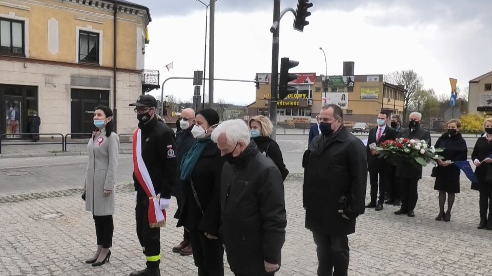 Na zdjęciu: delegacja szkół ponadpodstawowych z Tomaszowa Mazowieckiego, z Beatą Stańczyk - Wiceprzewodniczącą Rady Miejskiej i naczelnikiem Wydziału Oświaty i Sportu Starostwa Powiatowego, delegacja szkół podstawowych w Tomaszowie Mazowieckim,  podczas składania kwiatów pod pomnikiem Tadeusza Kościuszki w 230. rocznicę uchwalenia Konstytucji 3 Maja