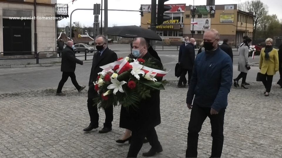 Na zdjęciu: Delegacja Starostwa Powiatowego z Mariuszem Węgrzynowskim – Starostą Powiatu Tomaszowskiego i Wacławą Bąk – Przewodniczącą Rady Powiatu Tomaszowskiego, Marek Kociubiński – Wiceprzewodniczący Rady Powiatu Tomaszowskiego, Włodzimierz Justyna – Przewodniczący Komisji Rewizyjnej Rady Powiatu Tomaszowskiego, podczas składania kwiatów pod pomnikiem Tadeusza Kościuszki w 230. rocznicę uchwalenia Konstytucji 3 Maja