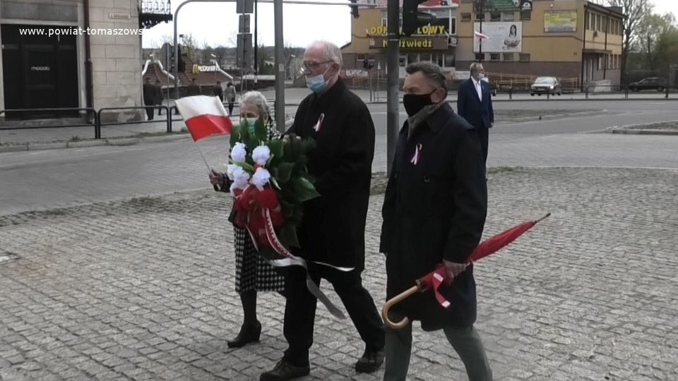 Na zdjęciu: delegacja Związku nauczycielstwa Polskiego w Tomaszowie Mazowieckim z Antonim Smolarkiem na czele, podczas składania kwiatów pod pomnikiem Tadeusza Kościuszki w 230. rocznicę uchwalenia Konstytucji 3 Maja