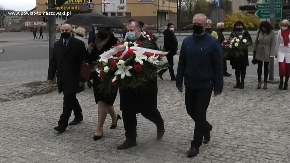 Na zdjęciu: Delegacja Starostwa Powiatowego z Mariuszem Węgrzynowskim – Starostą Powiatu Tomaszowskiego i Wacławą Bąk – Przewodniczącą Rady Powiatu Tomaszowskiego, Marek Kociubiński – Wiceprzewodniczący Rady Powiatu Tomaszowskiego, Włodzimierz Justyna – Przewodniczący Komisji Rewizyjnej Rady Powiatu Tomaszowskiego, podczas składania kwiatów pod pomnikiem Tadeusza Kościuszki w 230. rocznicę uchwalenia Konstytucji 3 Maja
