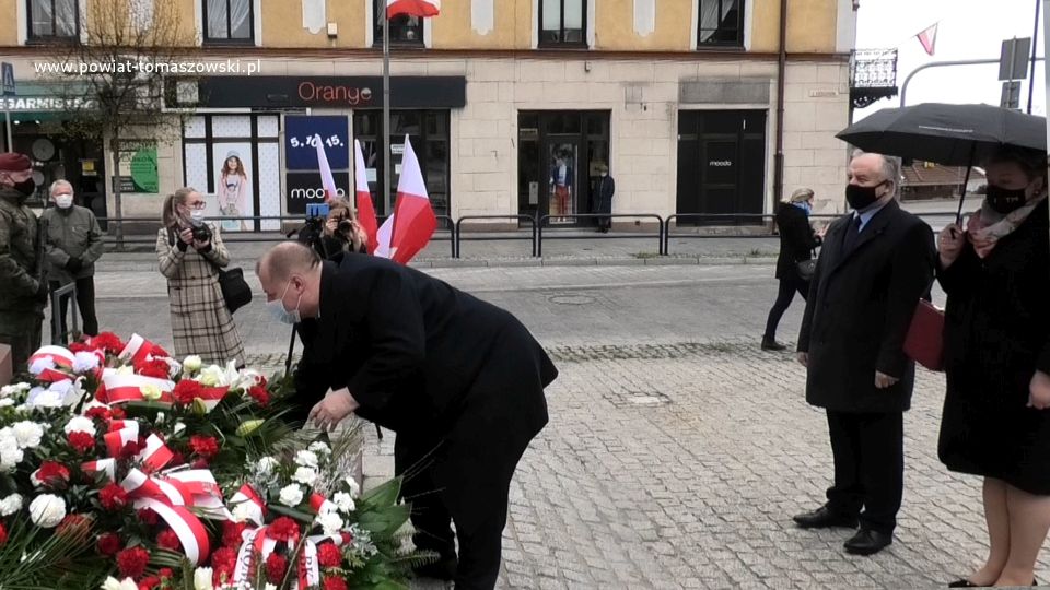 Na zdjęciu: Delegacja Starostwa Powiatowego z Mariuszem Węgrzynowskim – Starostą Powiatu Tomaszowskiego i Wacławą Bąk – Przewodniczącą Rady Powiatu Tomaszowskiego, Marek Kociubiński – Wiceprzewodniczący Rady Powiatu Tomaszowskiego, Włodzimierz Justyna – Przewodniczący Komisji Rewizyjnej Rady Powiatu Tomaszowskiego, podczas składania kwiatów pod pomnikiem Tadeusza Kościuszki w 230. rocznicę uchwalenia Konstytucji 3 Maja