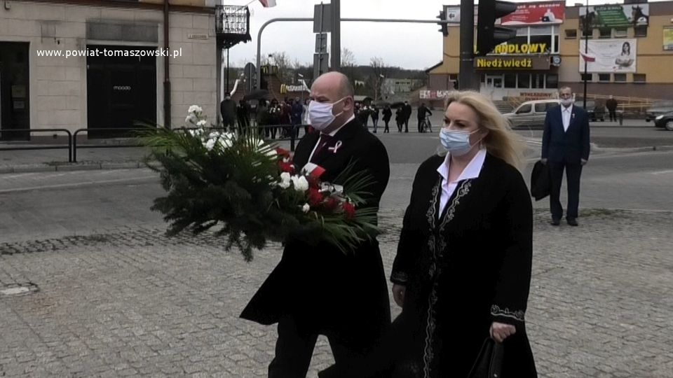 Na zdjęciu: delegacja Urzędu Miasta w Tomaszowie Mazowieckim – Marcin Witko – Prezydent Tomaszowa Mazowieckiego i Izabela Śliwińska – Wiceprezydent Tomaszowa Mazowieckiego, podczas składania kwiatów pod pomnikiem Tadeusza Kościuszki w 230. rocznicę uchwalenia Konstytucji 3 Maja