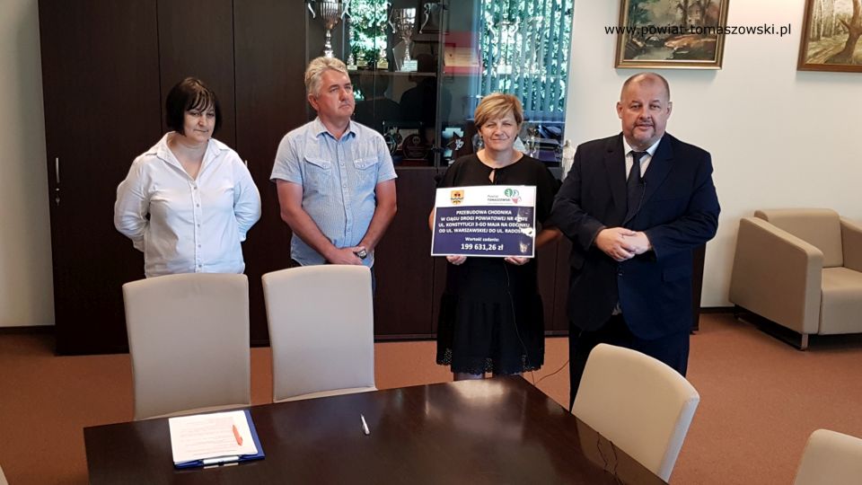 Na zdjęciu: od prawej: Mariusz Węgrzynowski – Starosta Powiatu Tomaszowskiego, Elżbieta Łojszczyk – członek Zarządu Powiatu Tomaszowskiego, Jarosław Bebak – właściciel firmy Progres Bud z Mniszkowa, wykonawcy prac i Elżbieta Rudzka – dyrektor Zarządu Dróg Powiatowych, podczas konferencji prasowej dotyczącej przekazania pracy budowy na wykonanie zadania pod nazwą: „Przebudowa chodnika w ciągu drogi powiatowej nr 4337E ul. Konstytucji 3-go Maja na odcinku od ul. Warszawskiej do ul. Radosnej”, która odbyła się w piątek, 30 lipca 2021 roku w Starostwie Powiatowym w Tomaszowie Mazowieckim
