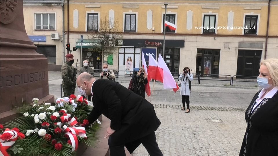 Na zdjęciu: delegacja Urzędu Miasta w Tomaszowie Mazowieckim – Marcin Witko – Prezydent Tomaszowa Mazowieckiego i Izabela Śliwińska – Wiceprezydent Tomaszowa Mazowieckiego, podczas składania kwiatów pod pomnikiem Tadeusza Kościuszki w 230. rocznicę uchwalenia Konstytucji 3 Maja